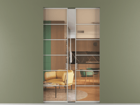 Алюминевая перегородка skr2_04_ Алюминий тёплый серый Прозрачное оранжевое стекло, триплекс, 6мм. Цвет Алюминий тёплый серый. Материал Алюминий в эмали. Коллекция Перегородка Formato скрытый пенал 2 створки. Картинка.