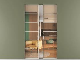 Алюминевая перегородка skr2_04_ Алюминий бежево-серый Прозрачное оранжевое стекло, триплекс, 6мм. Цвет Алюминий бежево-серый. Материал Алюминий в эмали. Коллекция Перегородка Formato скрытый пенал 2 створки. Картинка.